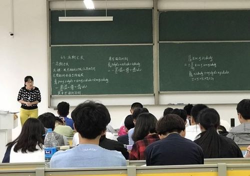 教師課后補(bǔ)貼家用遭質(zhì)疑 堅(jiān)守與誤解之間